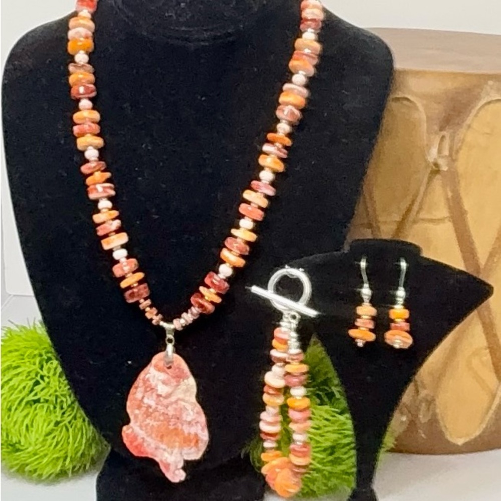 Orange and Purple Spiny Oyster Necklace with Carved Spiny Oyster Pendant